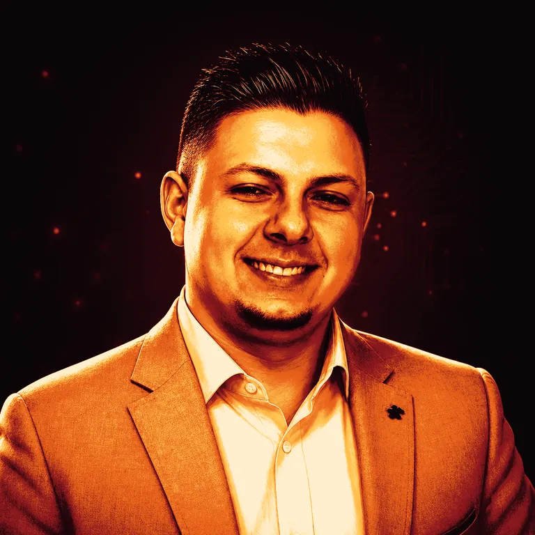 Lucas Miranda, criador do Jovem de Valor, sorrindo em retrato com tratamento duotone em tons de rubi, laranja e dourado